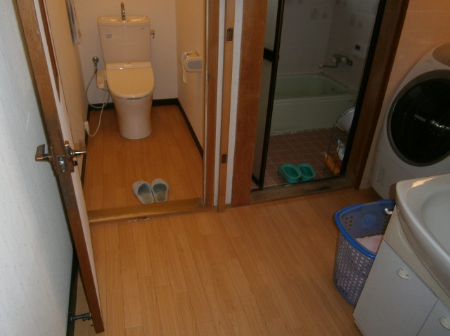 みよし市トイレ工事店 トイレ床・壁リフォーム TOTOピュアレストＱＲ・ＴＣＦ2121施工事例