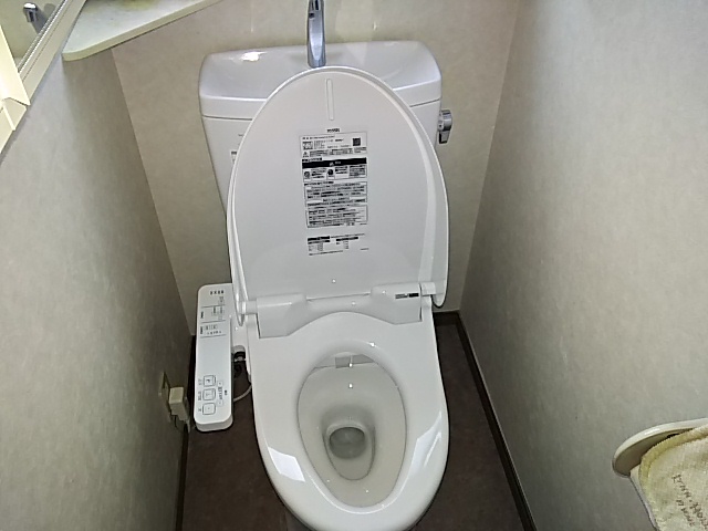 大田区大森東トイレリフォーム工事 水漏れ中のトイレをピュアレストQR+ウォシュレットBV1に