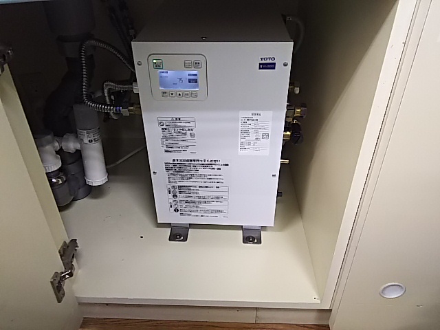 横浜市泉区 小型電気温水器取替工事 TOTO(REW12A1DK) 電気温水器施工事例