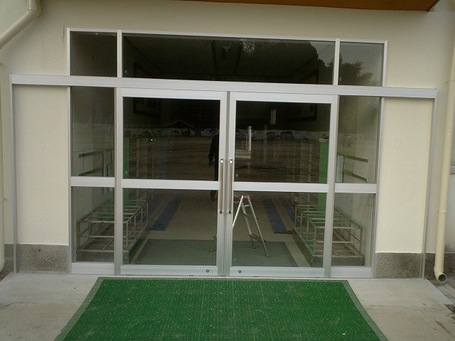 愛知県東海市　小学校の昇降口ドア改修工事　2010/03/07