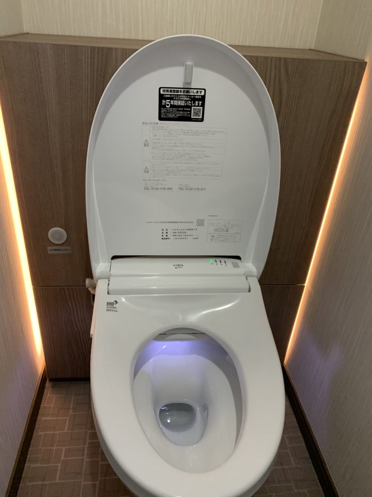 愛知県大府市　トイレ改修工事　便器・コーナー手洗い　LIXIL
