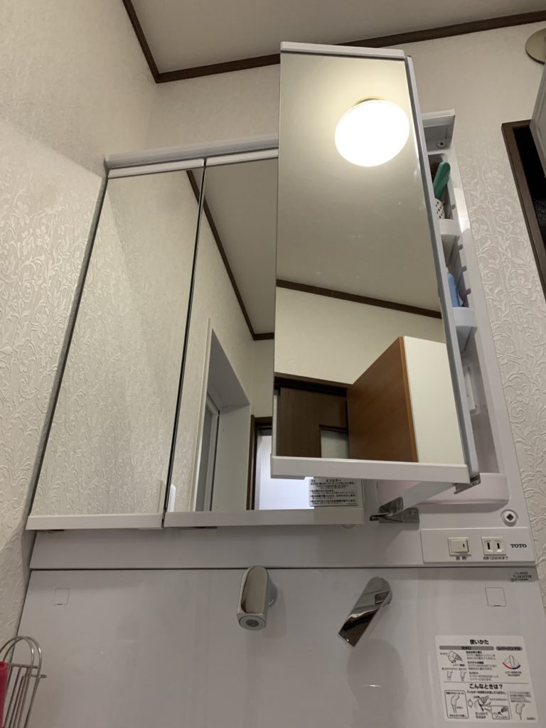 愛知県大府市　洗面化粧台取替工事　TOTO　鏡が飛び出す機能付き