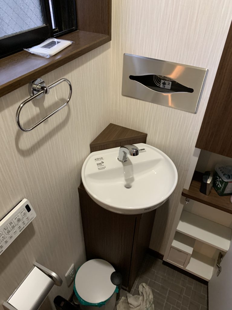 愛知県大府市　トイレ改修工事　便器・コーナー手洗い　LIXIL