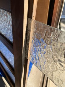 愛知県大府市　玄関引戸のガラス取替工事　デザイン硝子