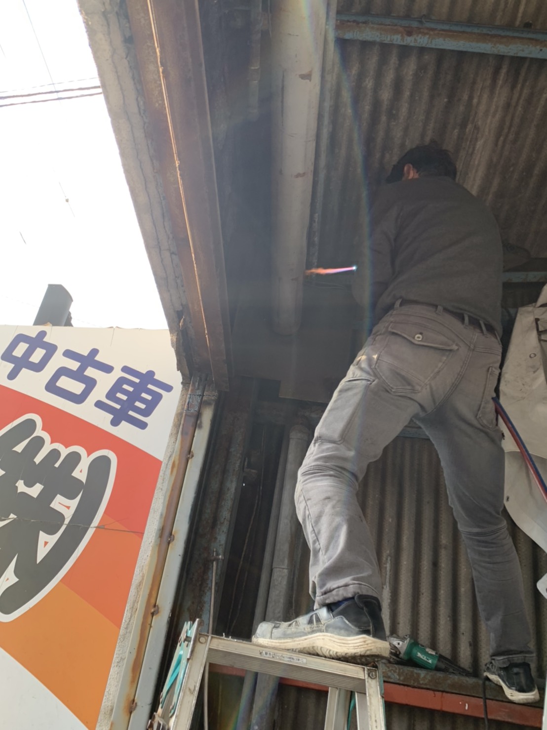 愛知県豊明市　工場の重量シャッター解体工事