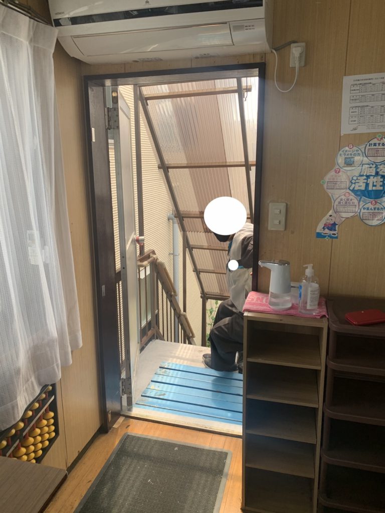 愛知県大府市　学習塾の玄関網戸取付工事　LIXILしまえるんです網戸