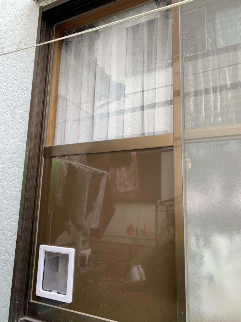 愛知県大府市　戸建住宅のペット用ドア取付工事