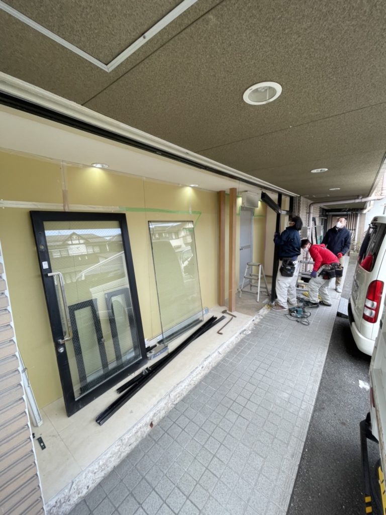 愛知県名古屋市守山区　店舗のフロントサッシ修復と取替工事　LIXILフロントサッシ