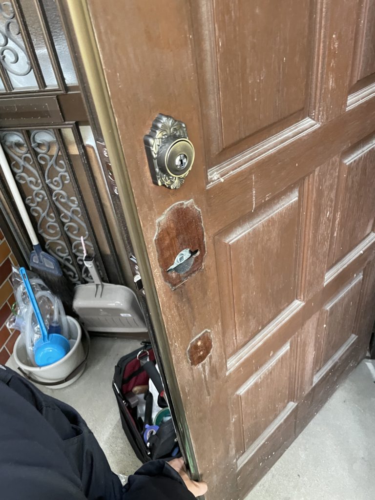 愛知県大府市　玄関ドアのハンドル取替工事　長沢製作所　装飾錠レバーハンドル古代