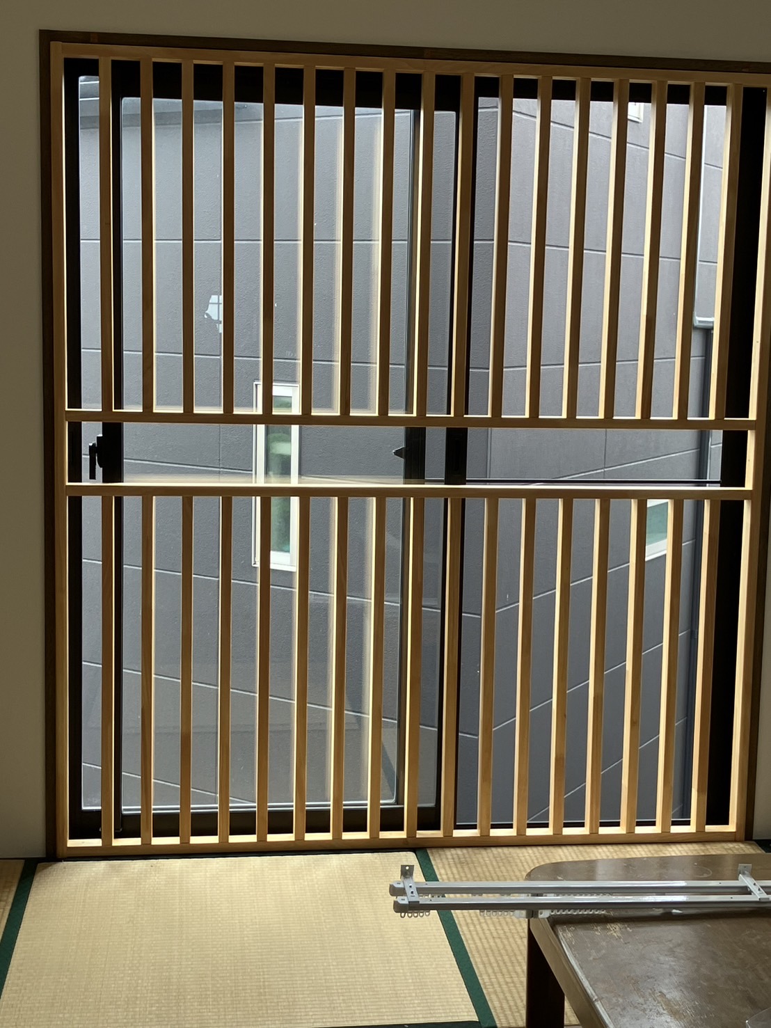 愛知県大府市　戸建住宅のサッシ　転落防止のため室内木製格子工事