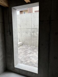 愛知県名古屋市 RC開口にドア取付工事 LIXIL クリエラ硝子ドア