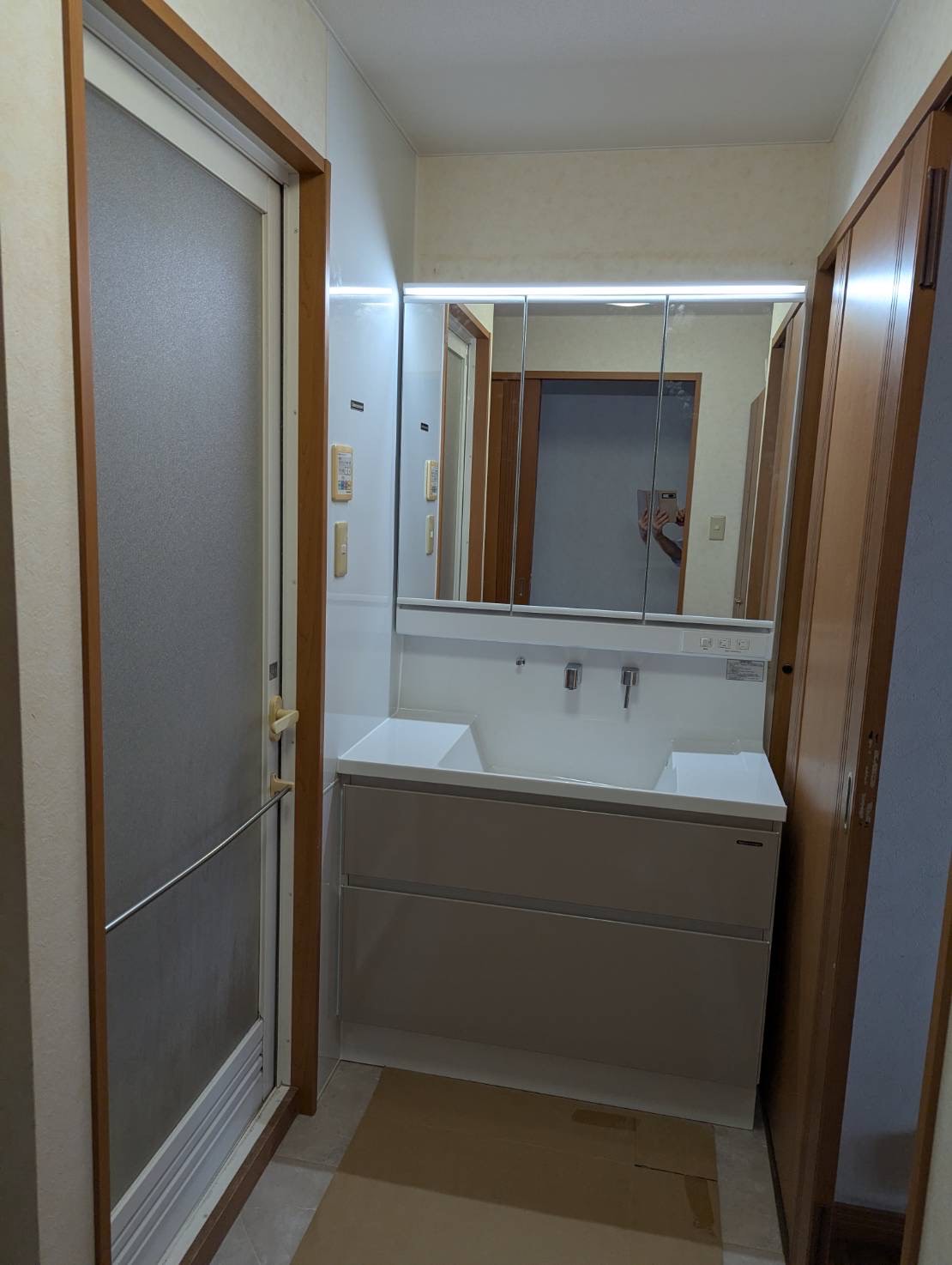 愛知県大府市　マンション洗面化粧台取替工事　タカラスタンダード　ファミーユ・ホーロー　エマウォール