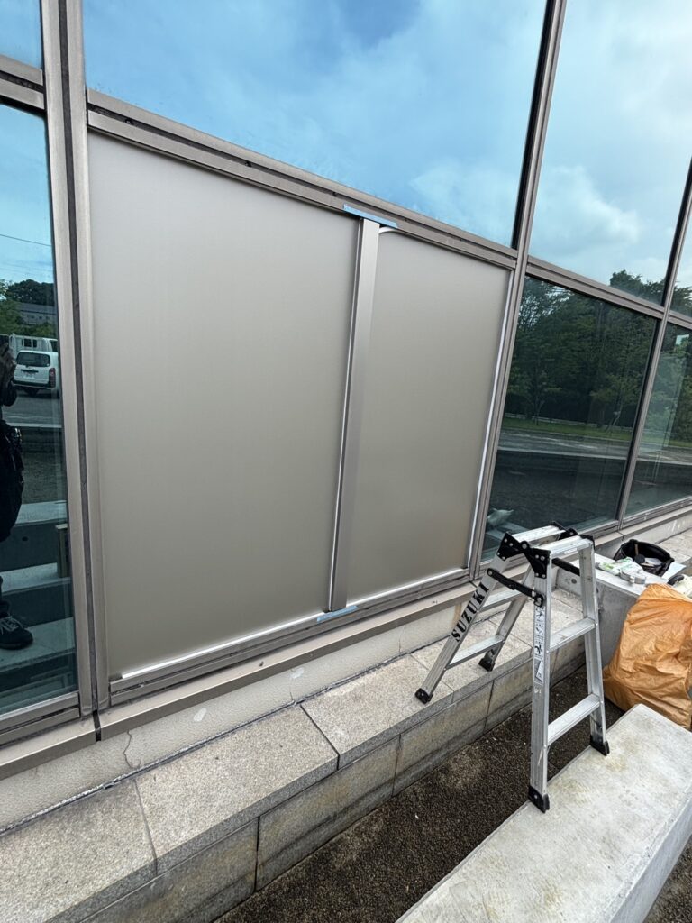 愛知県大府市　カーテンウォール硝子取替工事　空調ダクト貫通