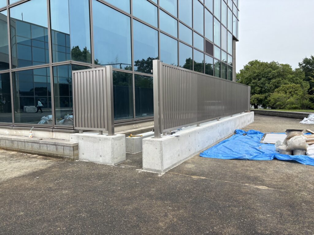 愛知県大府市　目隠しフェンス取付工事　四国化成 ルーバータイプ EAF8型