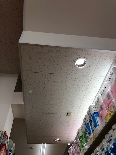 愛知県大治町の店舗にて安定器とダウンライト取替電気工事