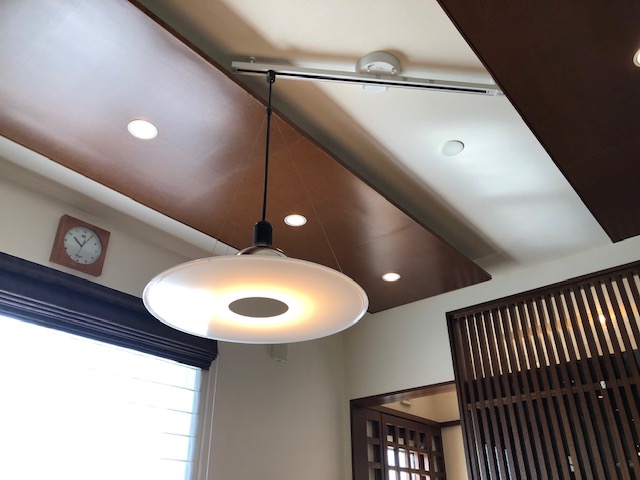 愛知県みよし市　フロスフリスビー照明取付の電気工事　配線ダクト取付