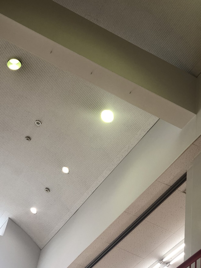 愛知県大治町　商業施設の高天井ダウンライト　ランプ取替の電気工事
