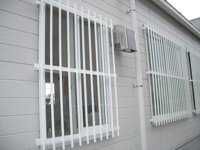 名古屋市西区 店舗の防犯対策 窓ガラスに格子設置　
