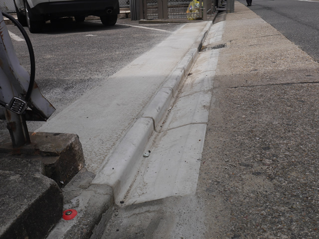 駐車場のコンクリート土間工事　アスファルトひび割れ補修　名古屋市