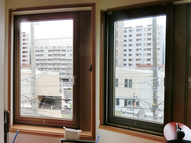 名古屋市熱田区網戸工事  縦すべり出し窓にプリーツ網戸　セイキ　アルマーデＩＩＩ　