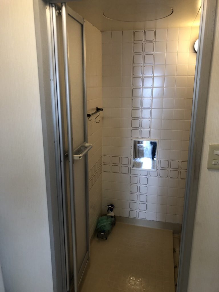 名古屋市名東区　浴室中折れドアの取替　ドアリフォーム