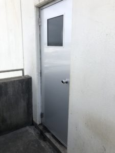 名古屋市港区　倉庫ドアのリフォーム工事　カバー工法