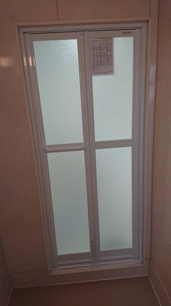 愛知県一宮市　浴室ドアのリフォーム工事　浴室中折れドア