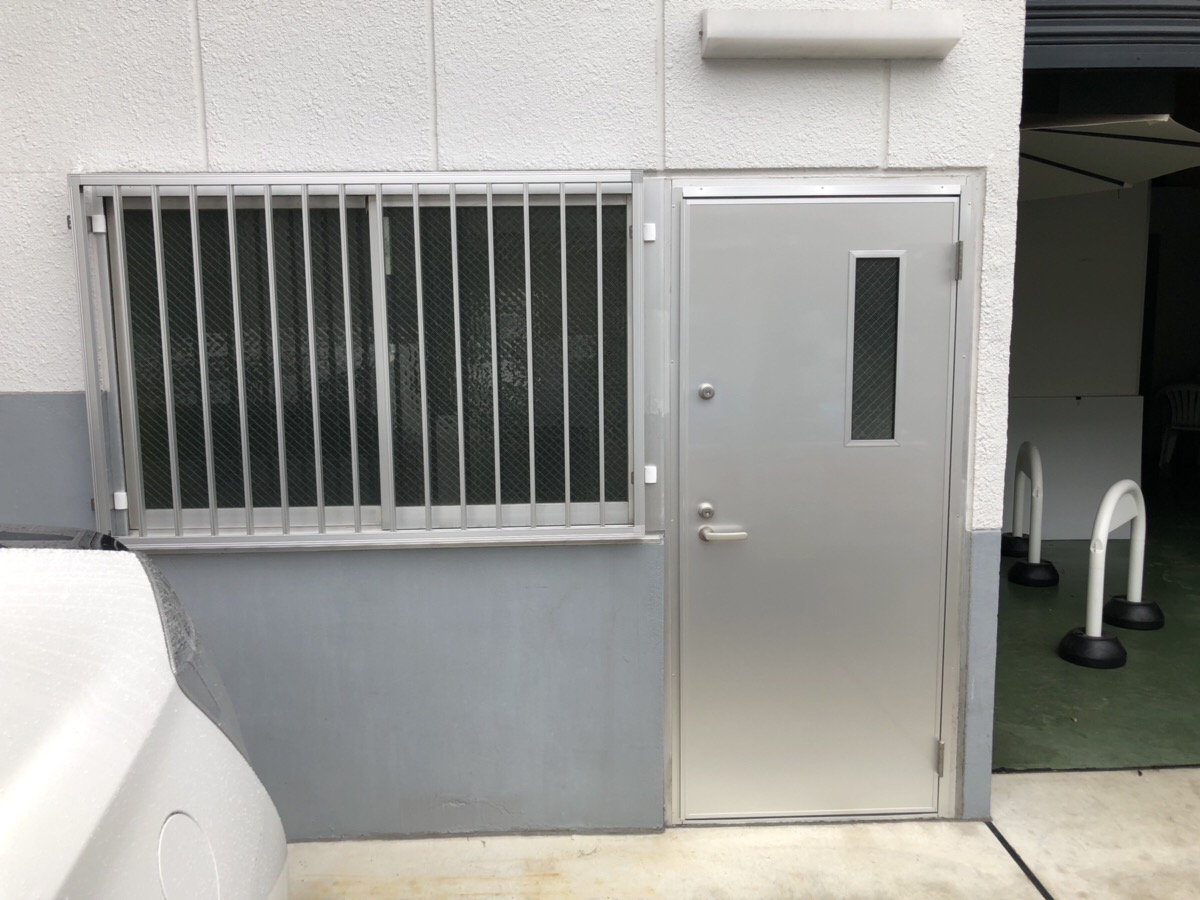 名古屋市西区　ドアと窓の防犯リフォーム　頑丈なフラッシュドアと縦面格子取付！