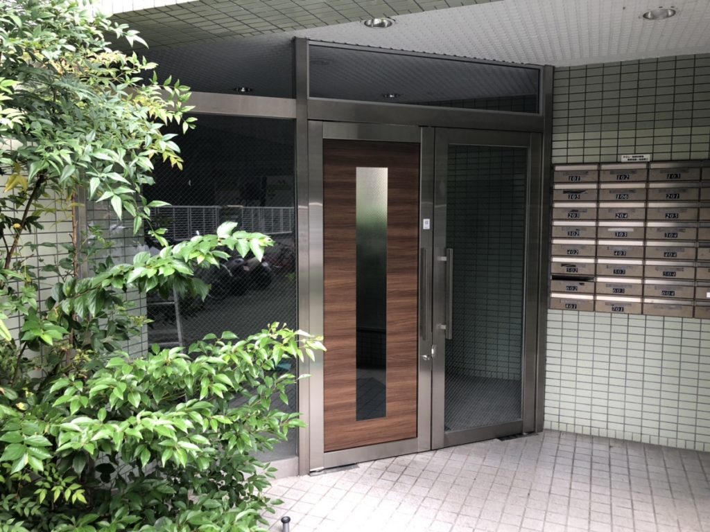 名古屋市東区　マンション玄関ドアのフロアヒンジ取替とリフォーム工事