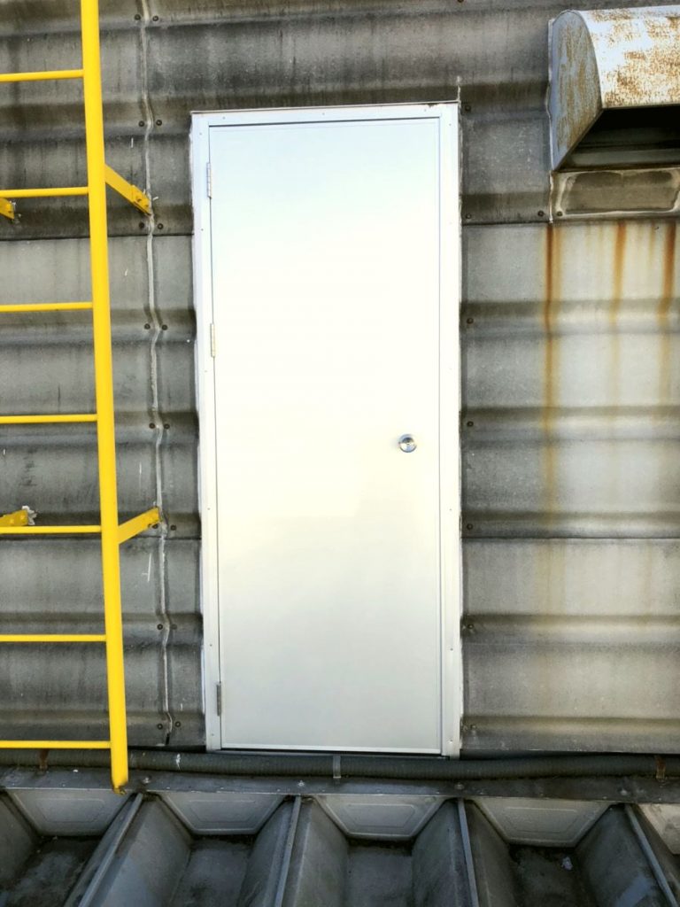名古屋市港区　工場ドアの取替工事　カバー工法